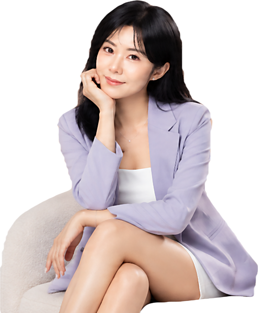 曹乃心 Abby 穿淡紫色西裝外套，坐著微笑